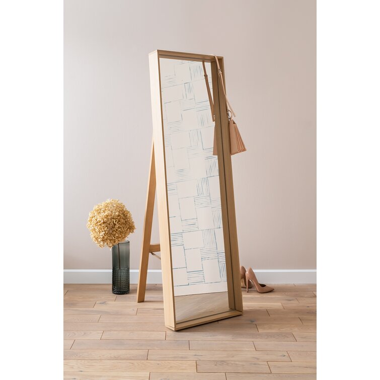 Stand alone outlet mirror